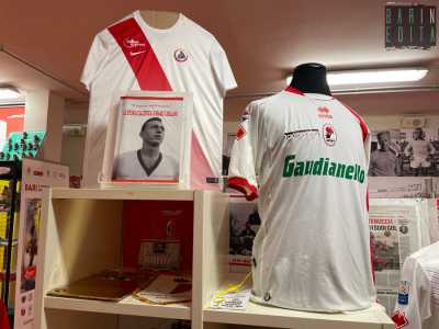 I fratelli omaggiano la leggenda scomparsa nel 2015 con un libro sulla sua storia scritto da Vito, due maglie celebrative che riportano il suo nome e il numero �10� e una serie di foto che lo ritraggono in alcuni momenti importanti della sua carriera